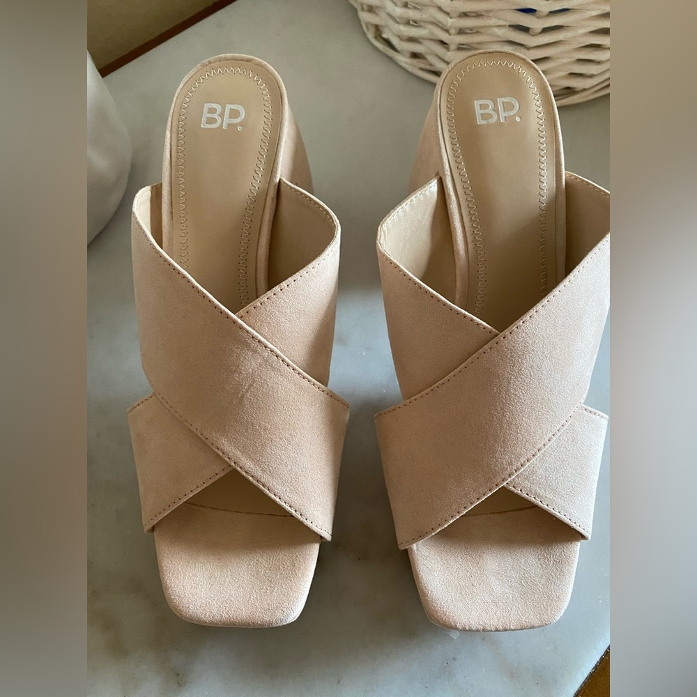 BP Dalton Size : 8.5 nude open toed heels.